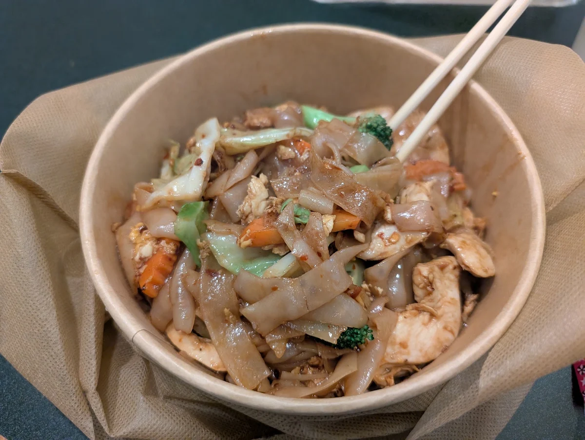 Pad See EW ผัดซีอิ๊ว